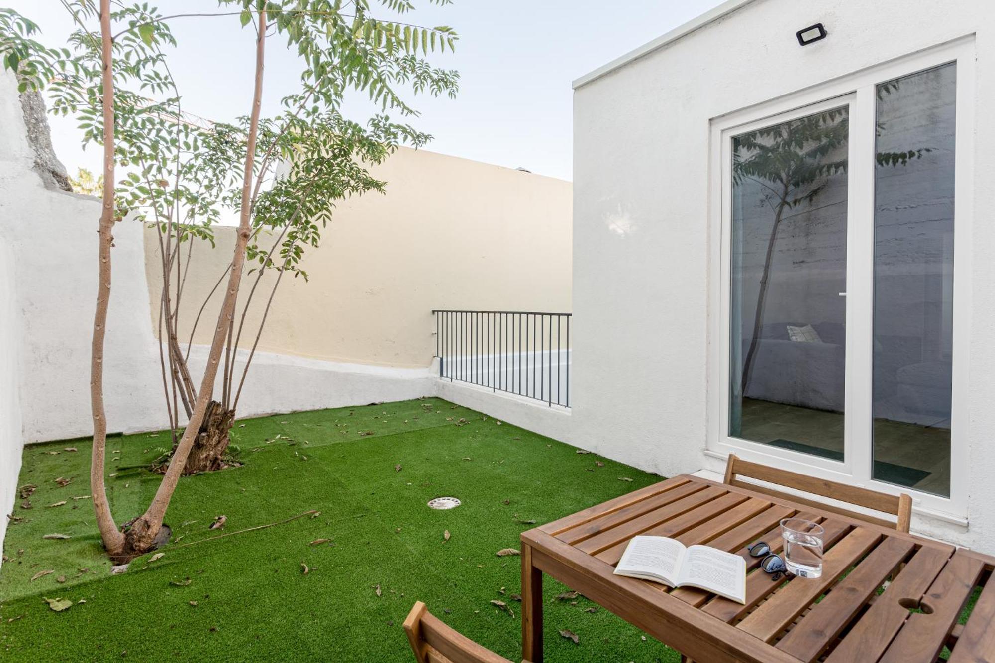 Joivy Minimalistic Apt W Patio In Principe Real Lisbon Exterior photo